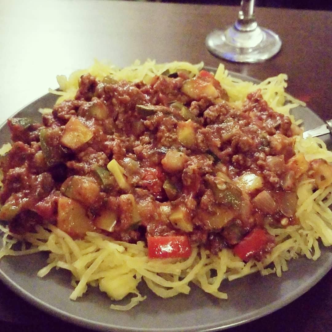 Spaghetti squash spaghetti với nước sốt thịt