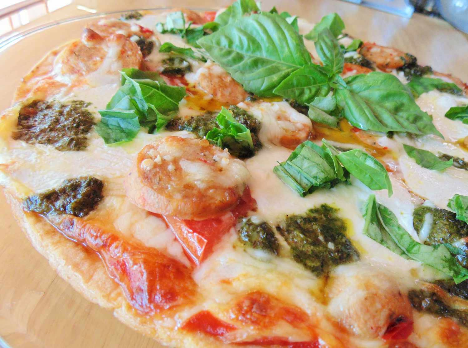 Pizza margherita với xúc xích và pesto