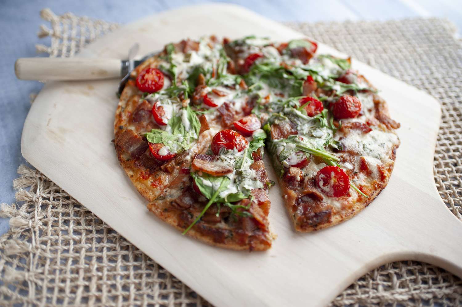 BLAT Pizza với Basil Mayo