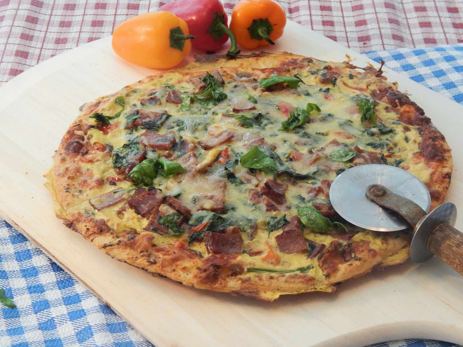 Bacon, trứng và bánh pizza ăn sáng