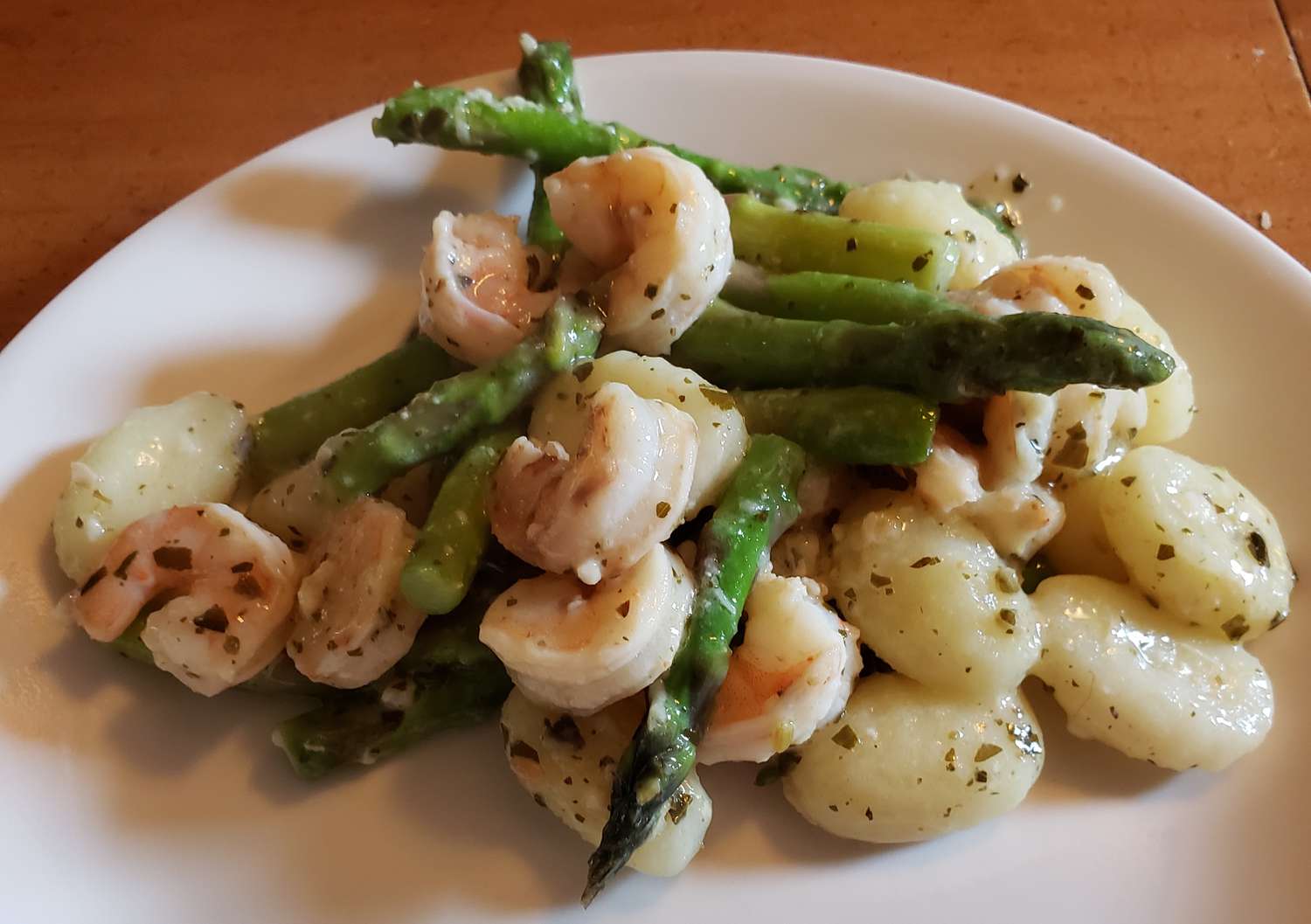 Gnocchi với pesto và tôm