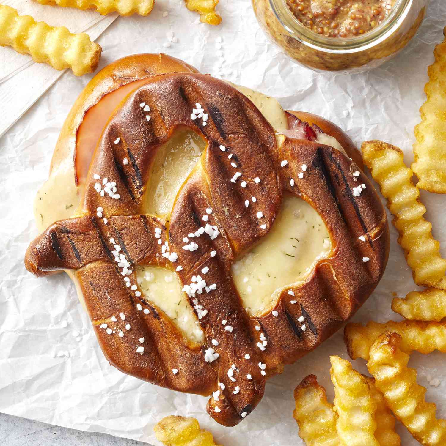 Ham và phô mai Pretzel Panini