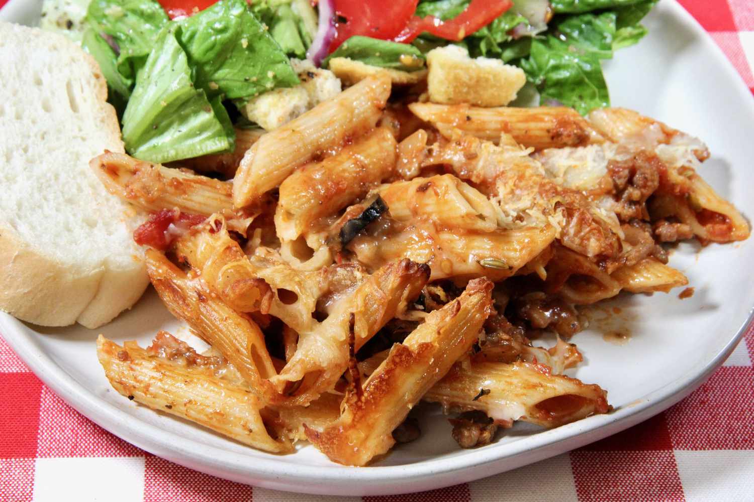 Ziti nướng ba lá với xúc xích Ý