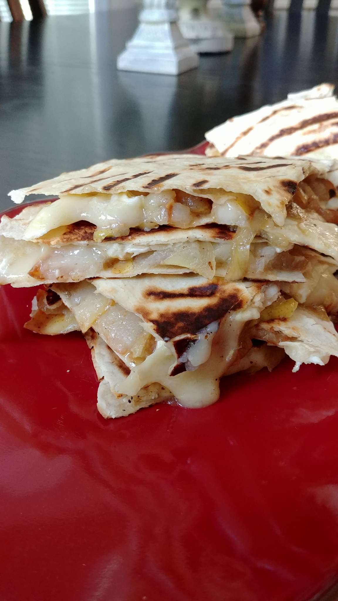 Lê, hành tây caramen và brie quesadillas