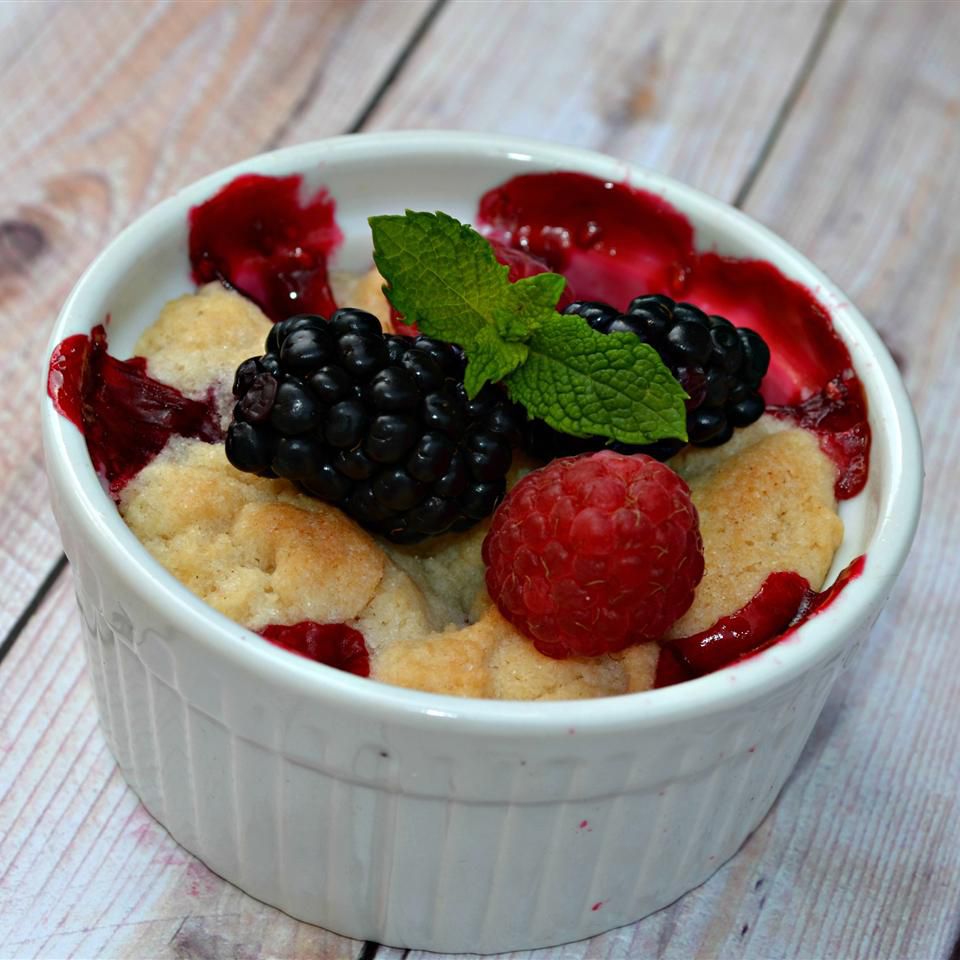 Raspberry và Blueberry Cobbler