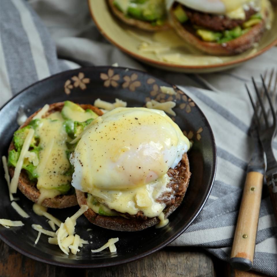 Xúc xích bơ Benedict với Cheddar Hollandaise trắng