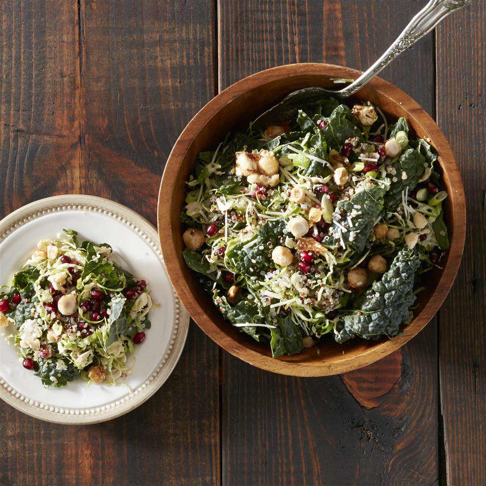 Kale và Brussels Slaw với quinoa