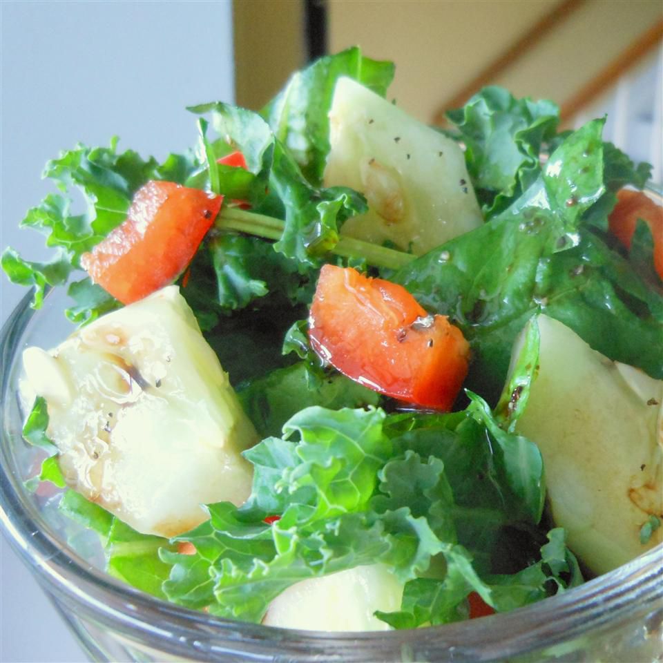 Salad cải xoăn và rau bina đầy màu sắc và thay đồ tự làm