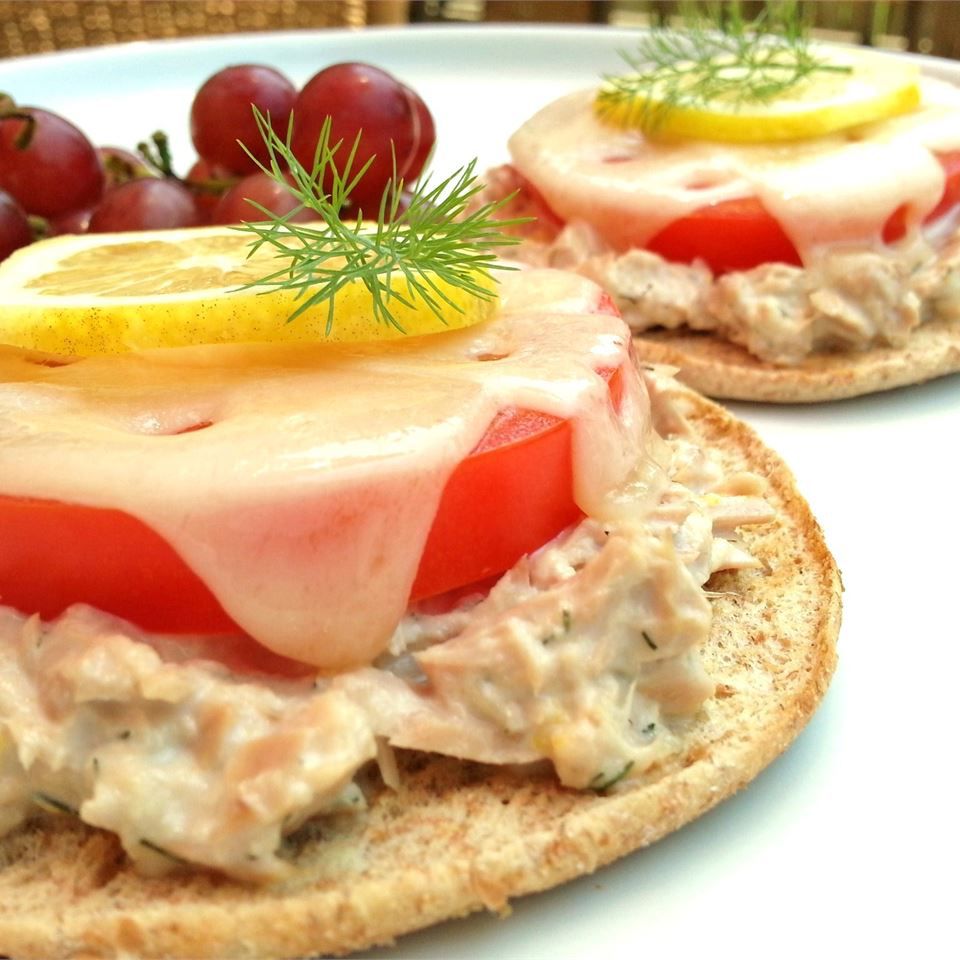 Lemon-Dill cá ngừ tan bánh sandwich