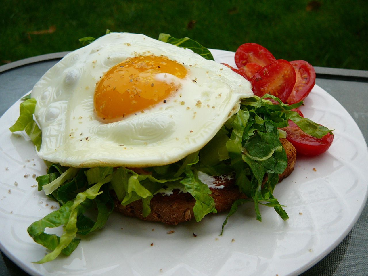 Mở bánh sandwich trứng với salad arugula