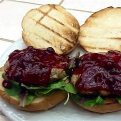 Bánh mì kẹp thịt gà tây nướng với nước sốt cranberry