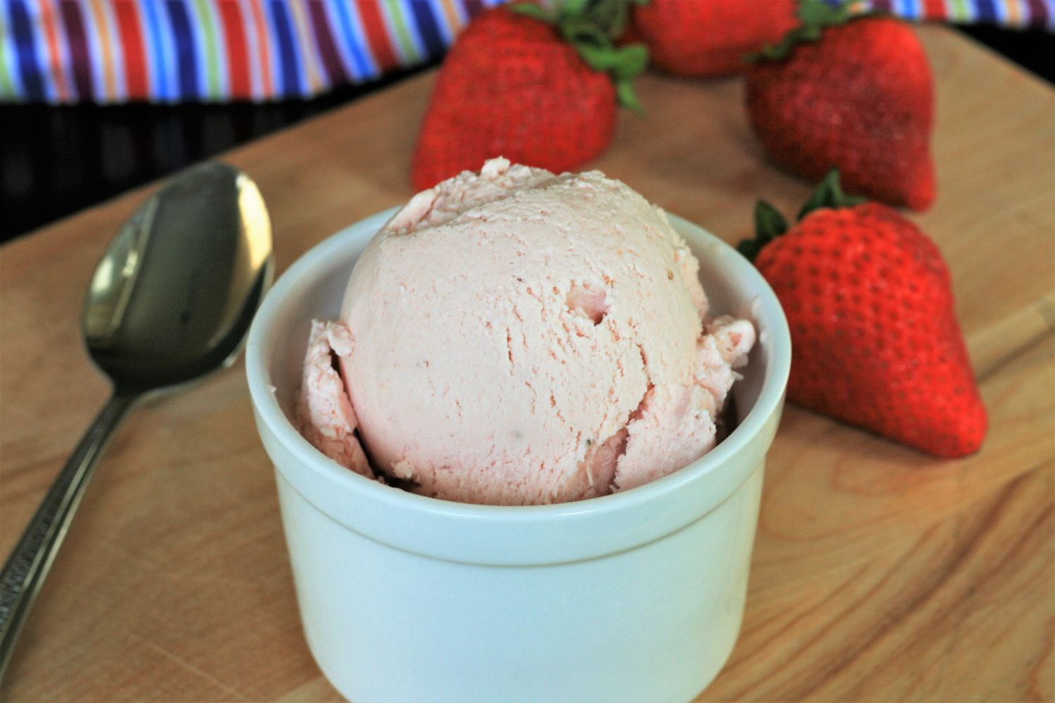 KETO NO-Churn Strawberry Ice