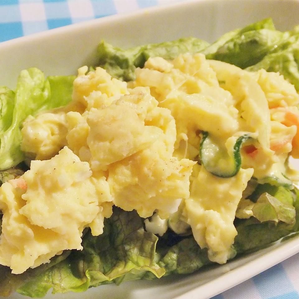 Salad khoai tây của mẹ tôi với cà rốt và trứng