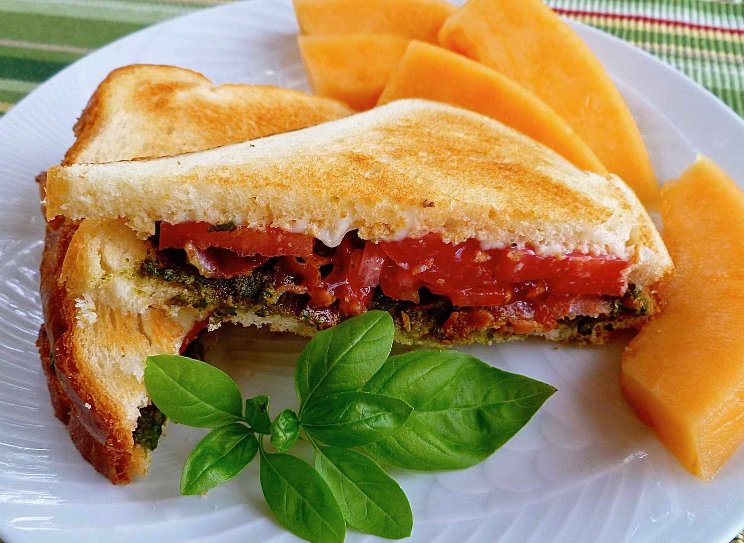 Bacon, Basil Pesto và Cà chua Sandwich