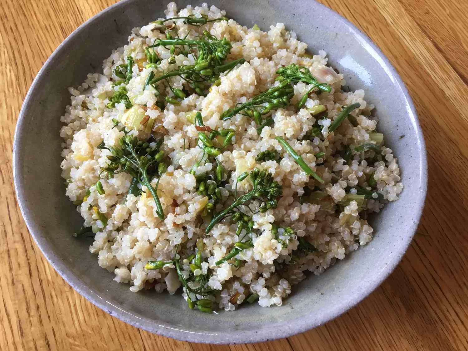 Salad quinoa với chồi cải xoăn