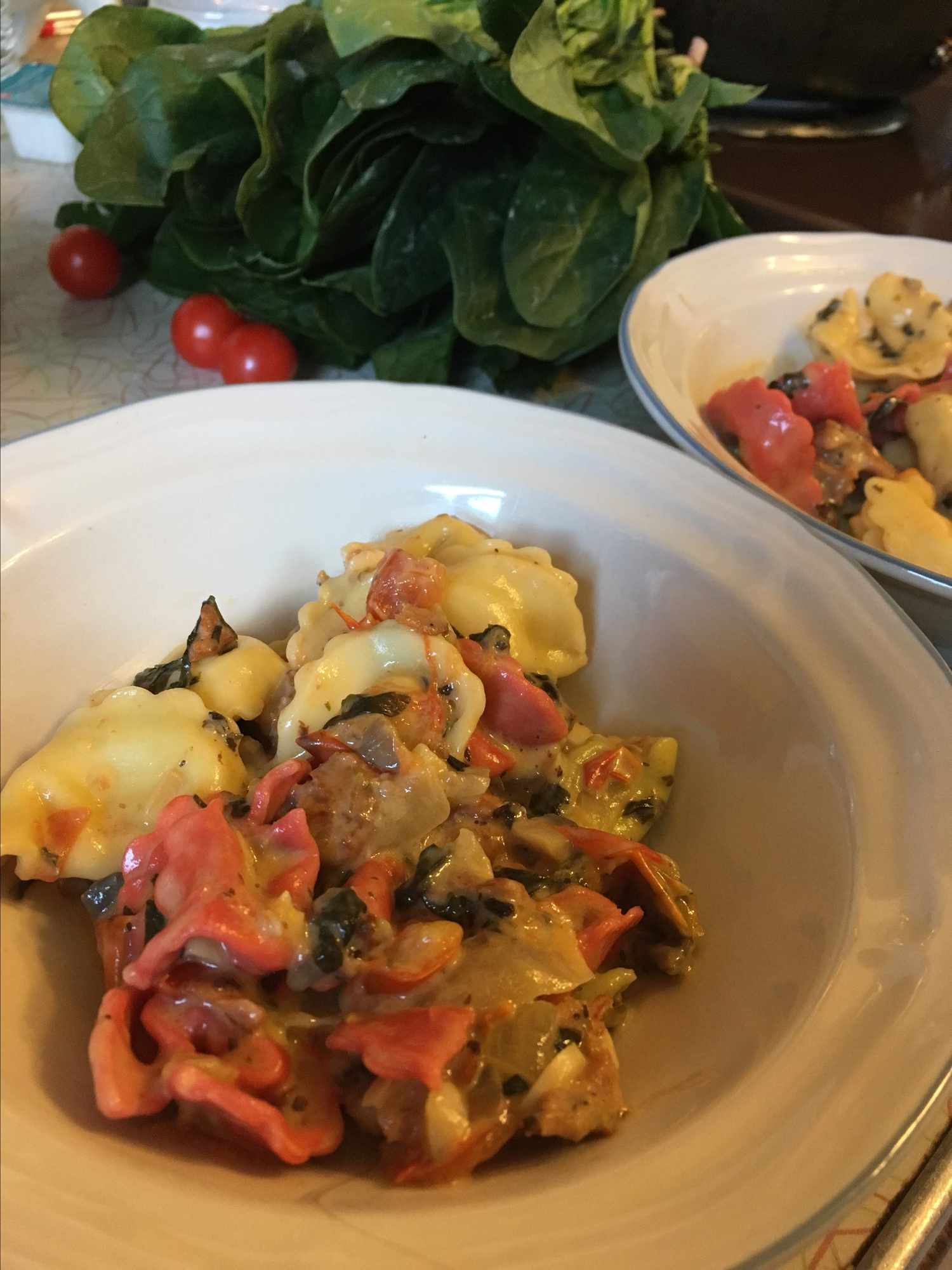 Pho mát tortellini với xúc xích Ý và nước sốt kem spinach