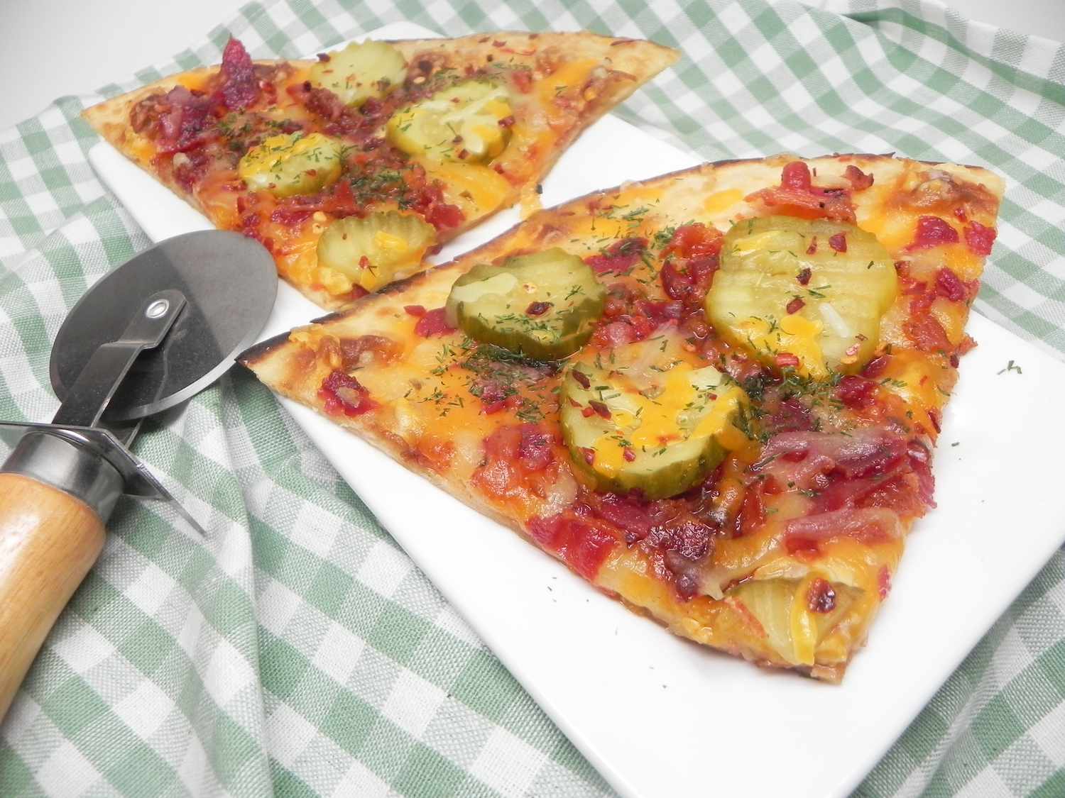 Thịt xông khói garlicky và Pickle Pizza