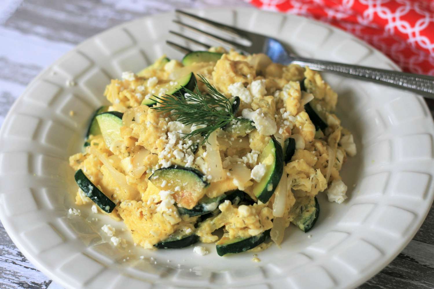 Trứng xáo trộn với zucchini và feta