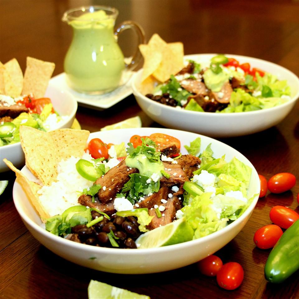 Bát thịt bò Tex-Mex với nước sốt rau mùi bơ