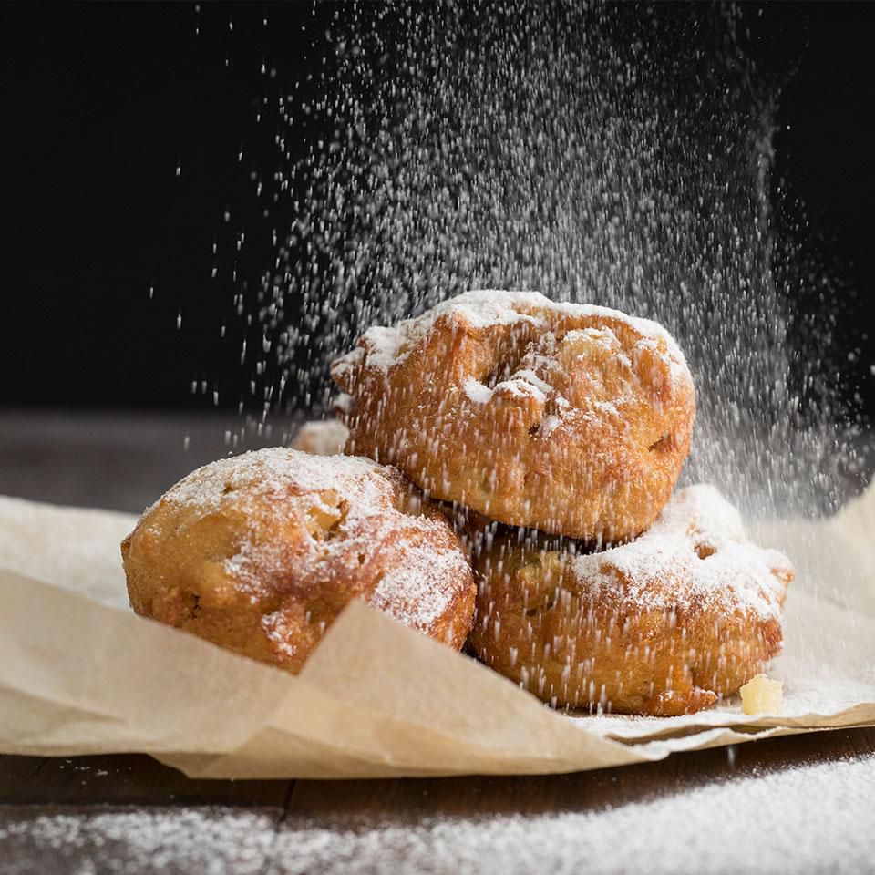 Cinnamon Apple Beignets với nước sốt caramel