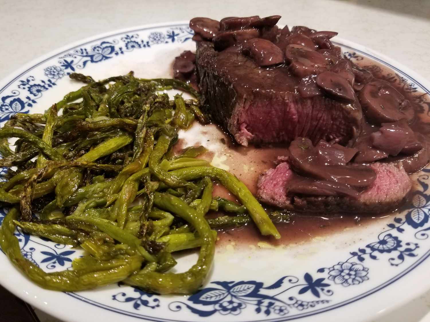 Filet Mignon với nước sốt nấm-Cabernet