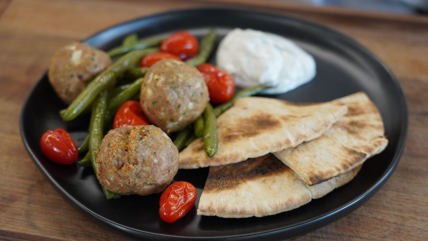 Thịt viên Hy Lạp với đậu xanh và cà chua (bữa ăn đông lạnh làm