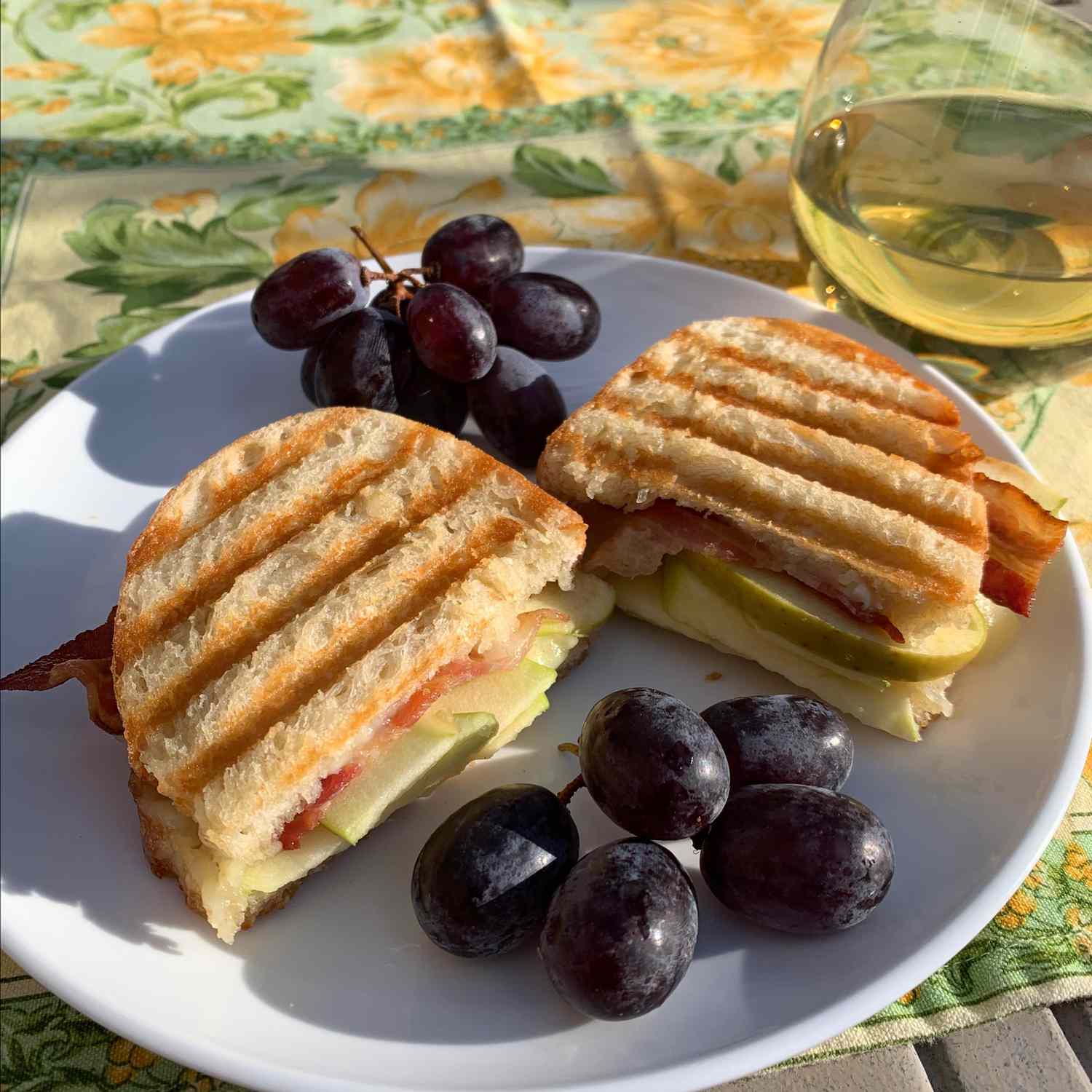 Bacon, Apple và Brie Panini