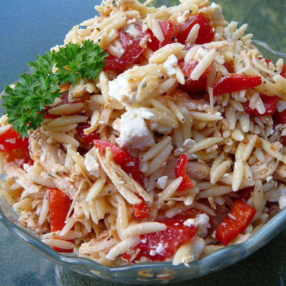 Gà Địa Trung Hải và salad Orzo trong cốc ớt đỏ