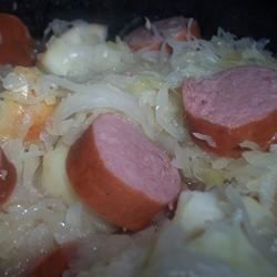 Nấu chậm kielbasa hầm