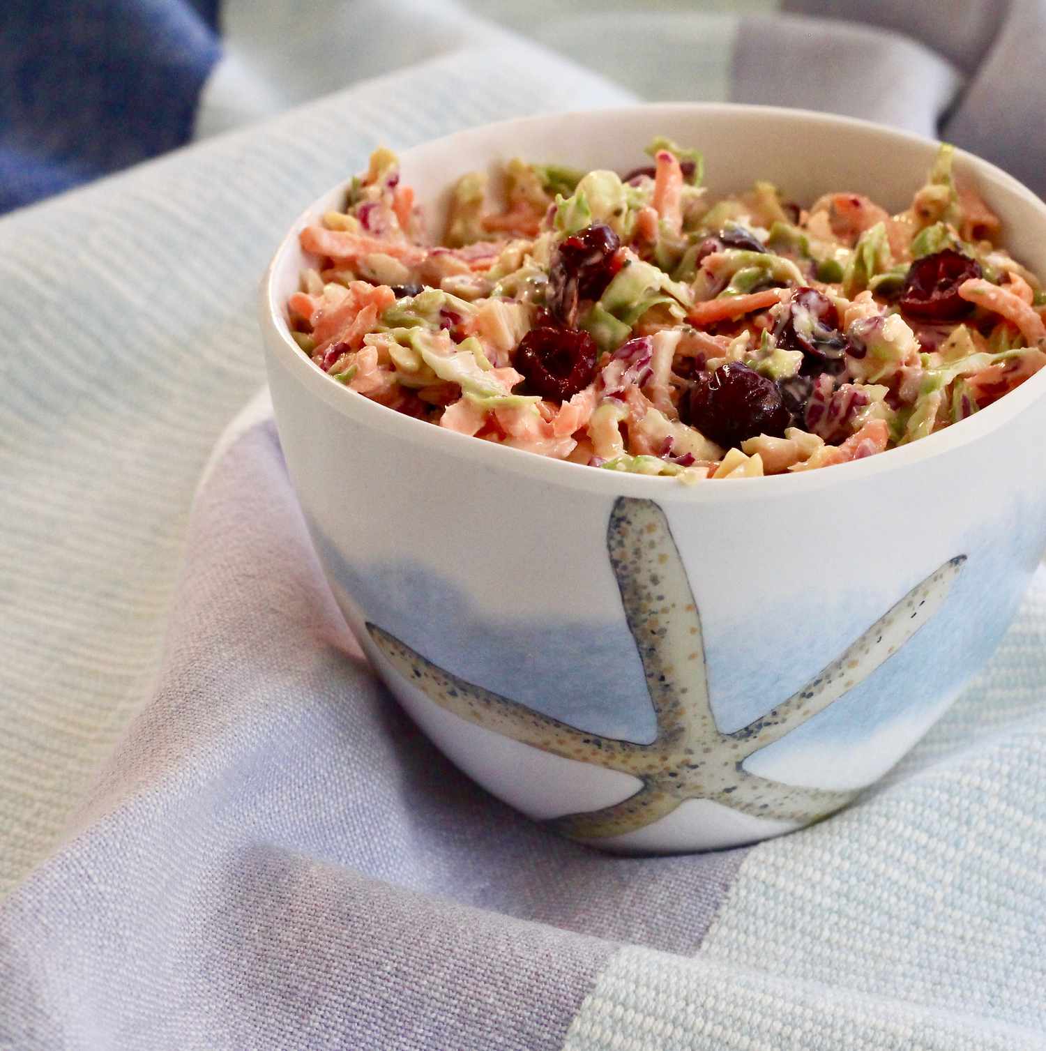 Brussels Sprout Slaw với cranberries