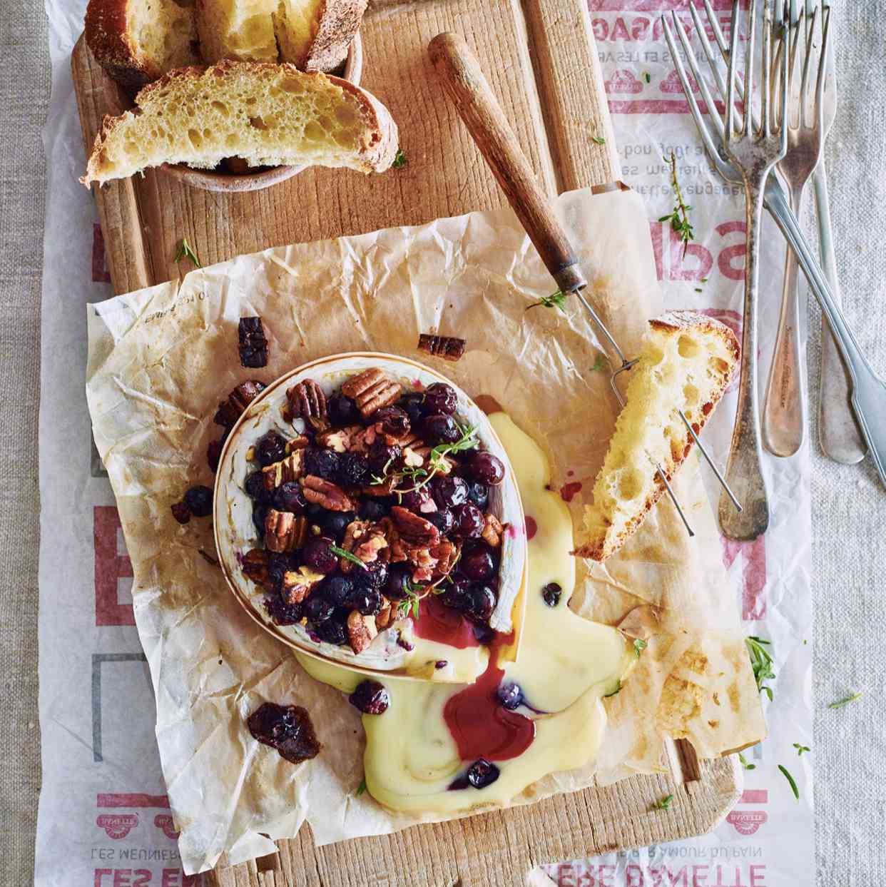 Camembert nướng với topping Apple-Pecan