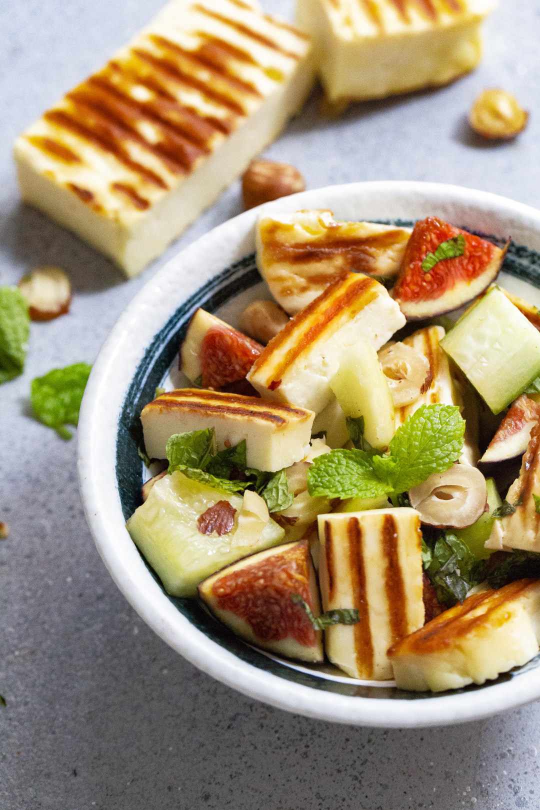 Salad dưa chuột, quả sung, và salad halloumi