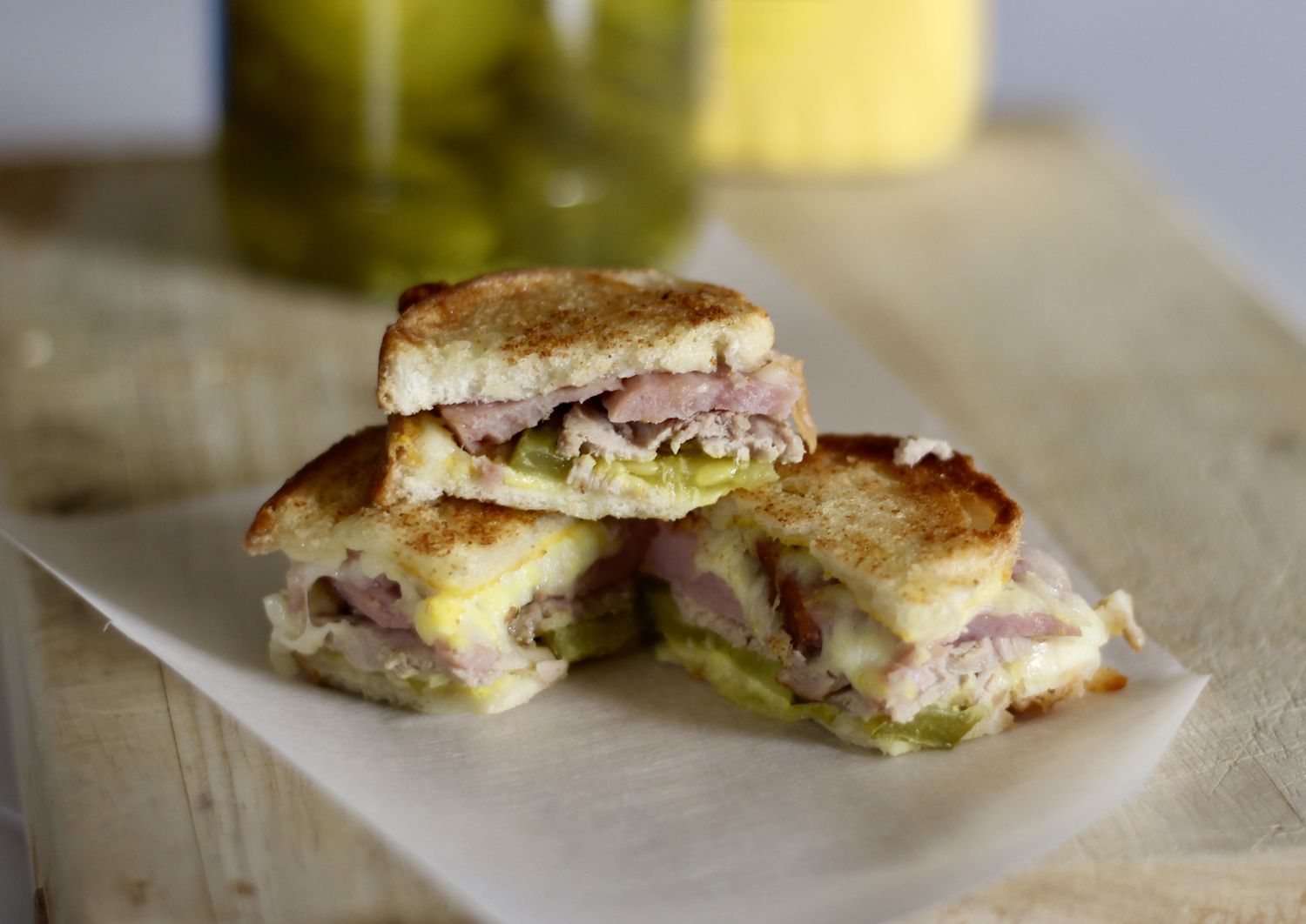 Bánh sandwich Cuba cắn