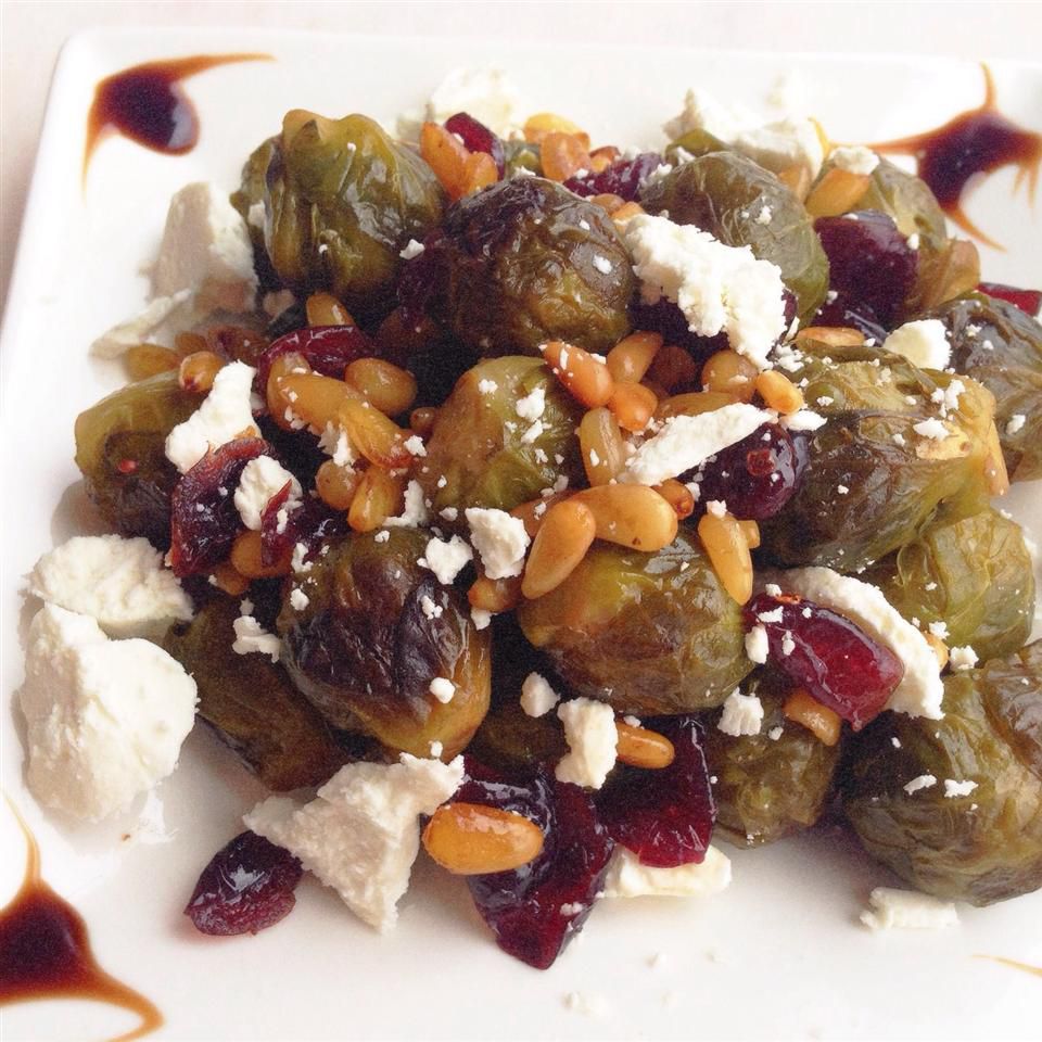 Balsamic Brussels Sprouts With Feta Cheese và Walnuts