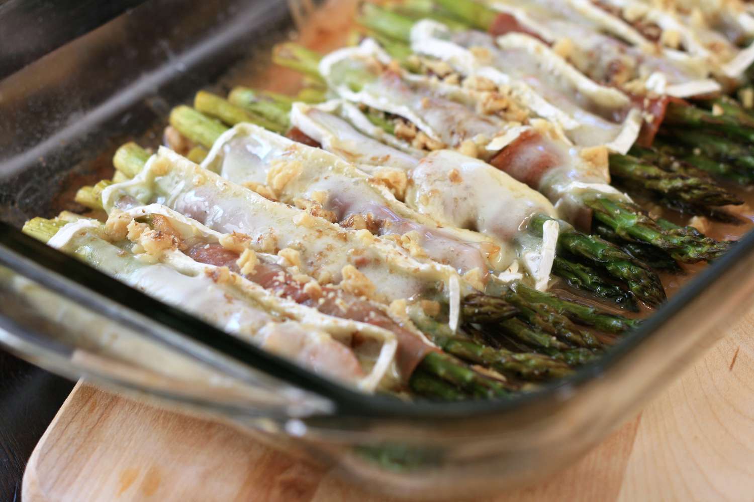 Brie và Prosciutto Asparagus Bundles