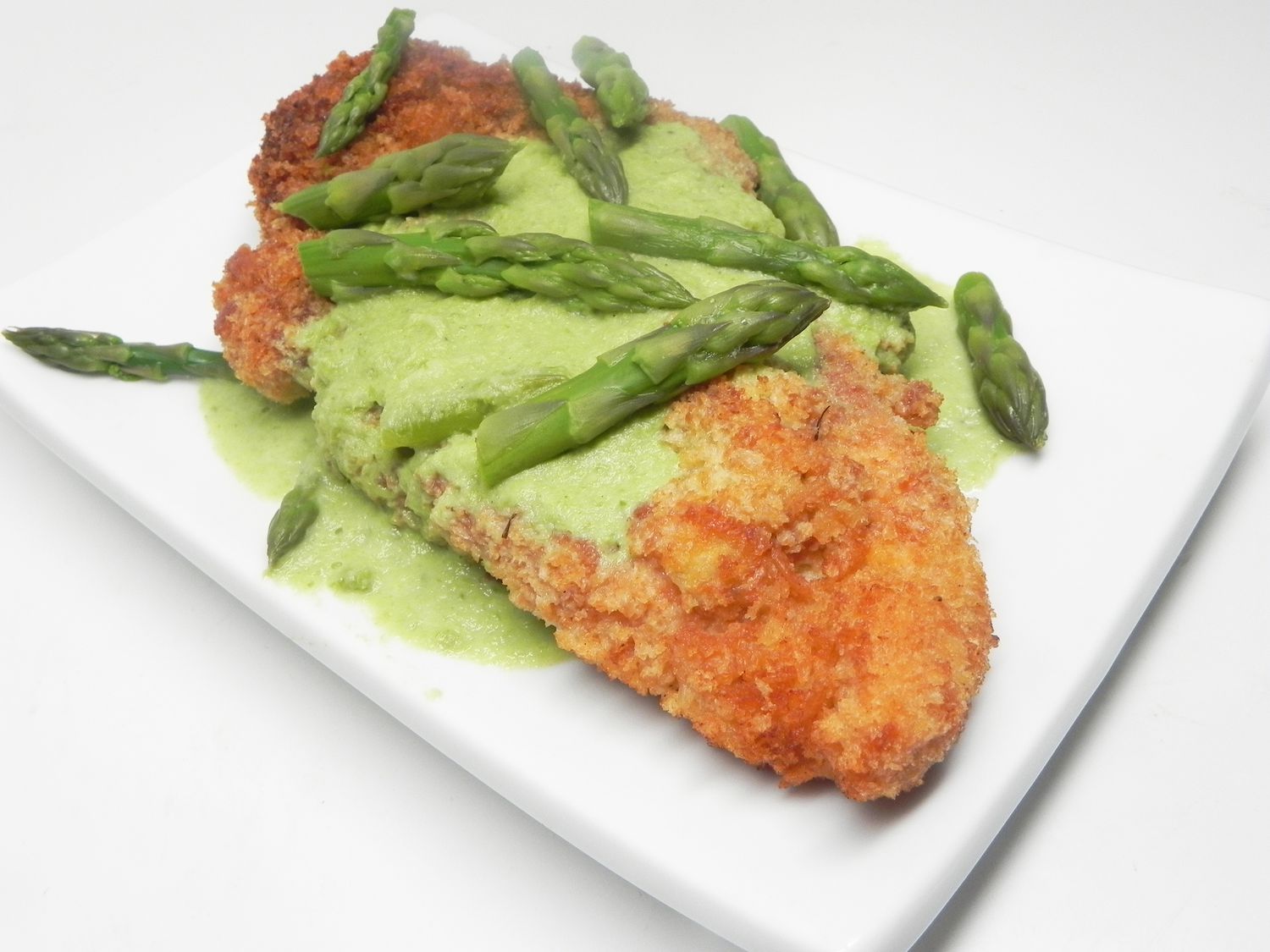 Nước sốt măng tây kem với gà schnitzel