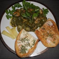 Gnocchi với pesto húng quế ngọt và tôm tỏi tỏi