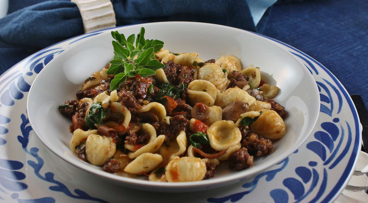 Orecchiette với cà chua tươi và xúc xích