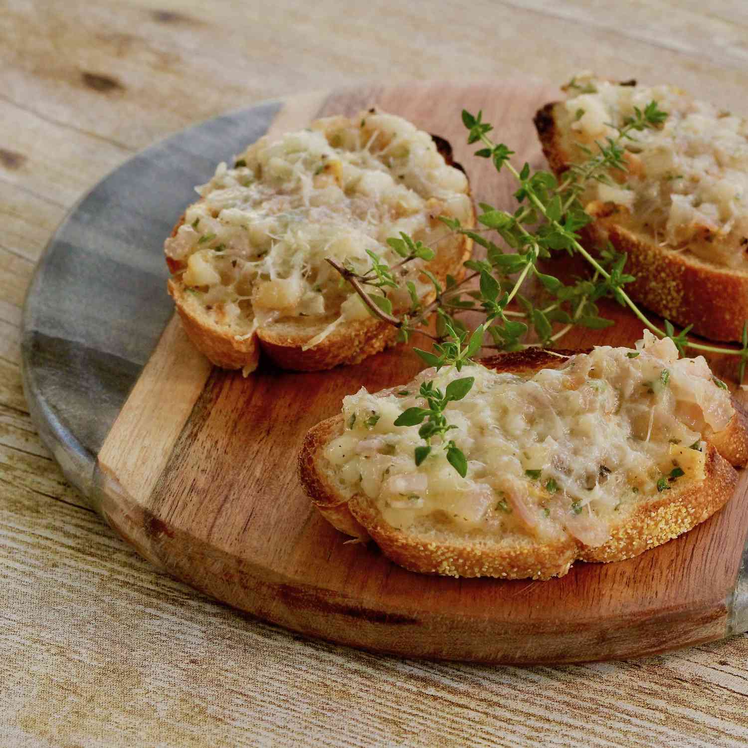 Crostini với lê, parmesan và hẹ caramen