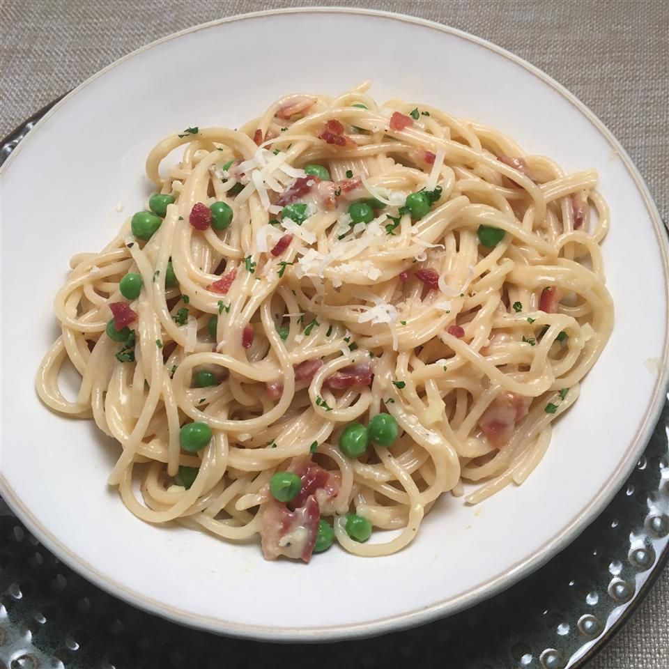 Spaghetti với parmesan và thịt xông khói