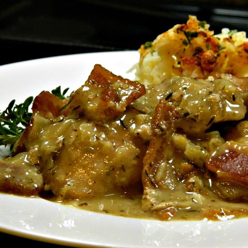 Coq au vin với hương thảo và húng tây