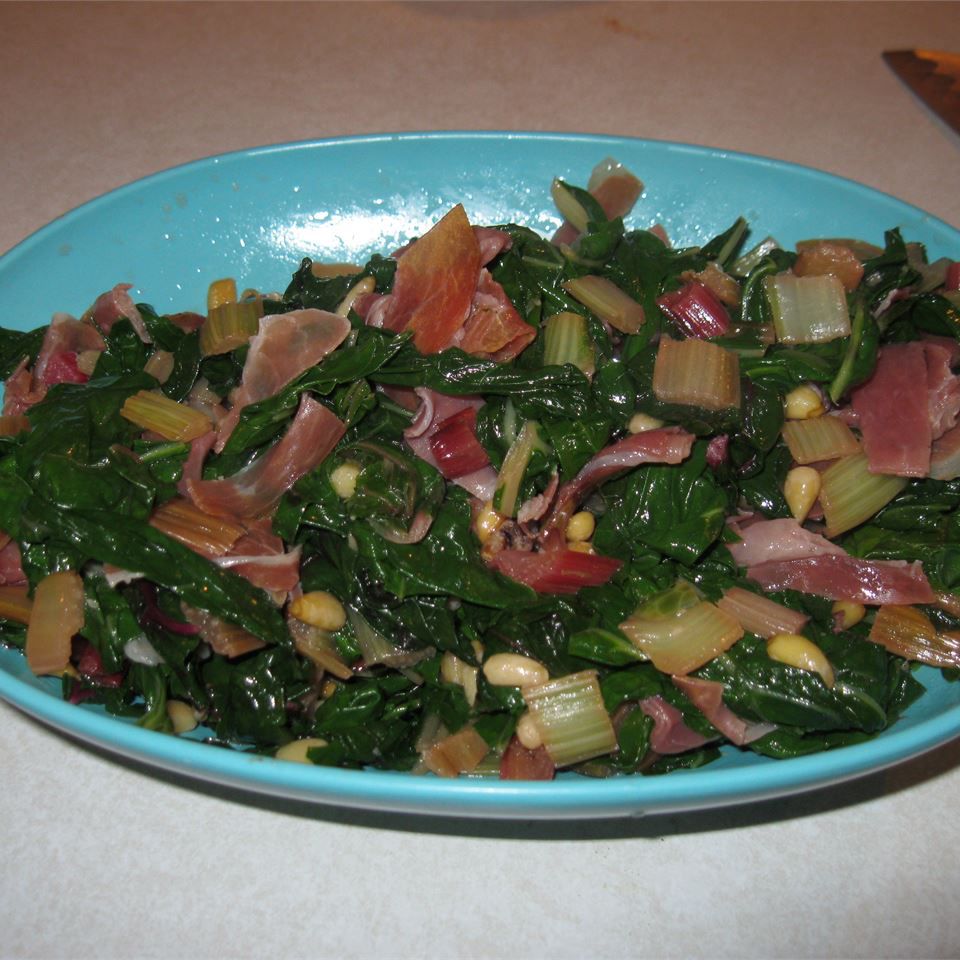 Red Swiss Chard với hạt thông và prosciutto