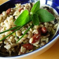 Gạo herbed và salad đậu đen cay