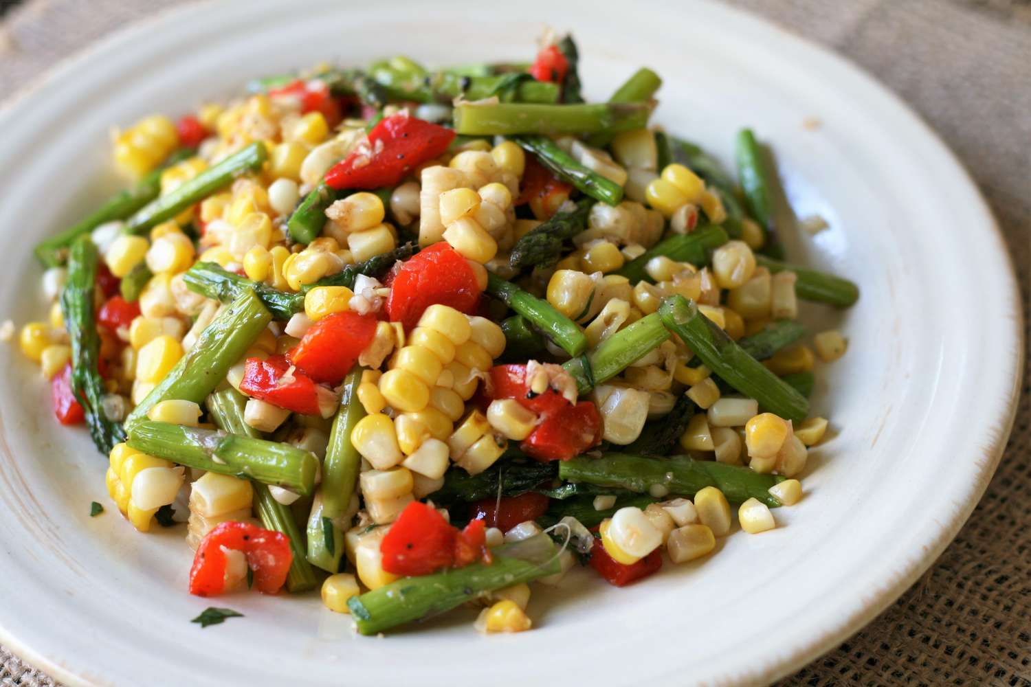 Salad ngô mùa hè với măng tây