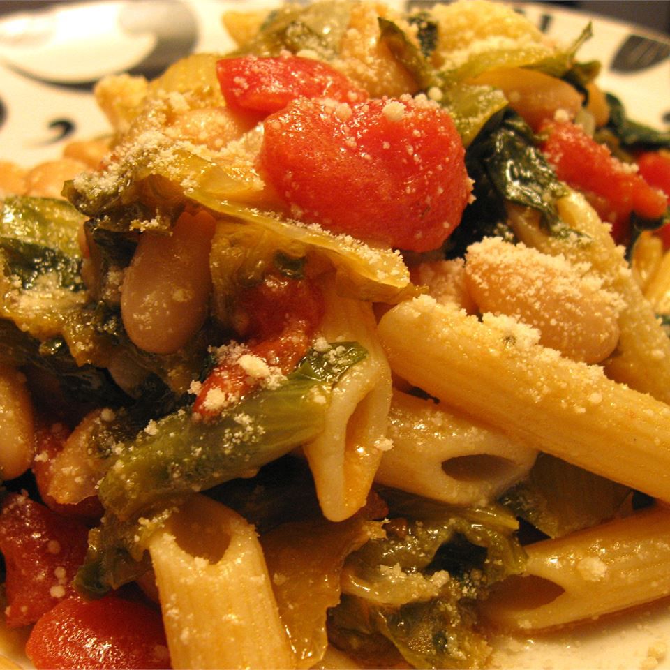 Penne mì ống với đậu cannellini và escarole