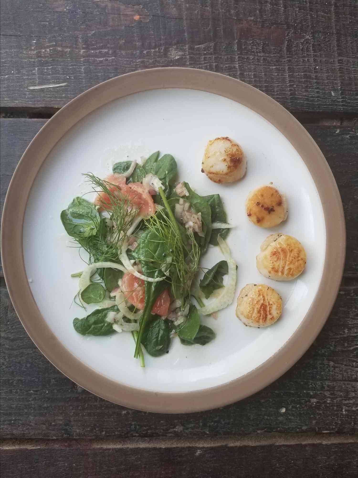 Sò điệp với salad bưởi