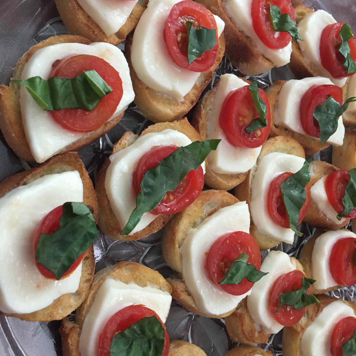 Crostini với mozzarella và cà chua