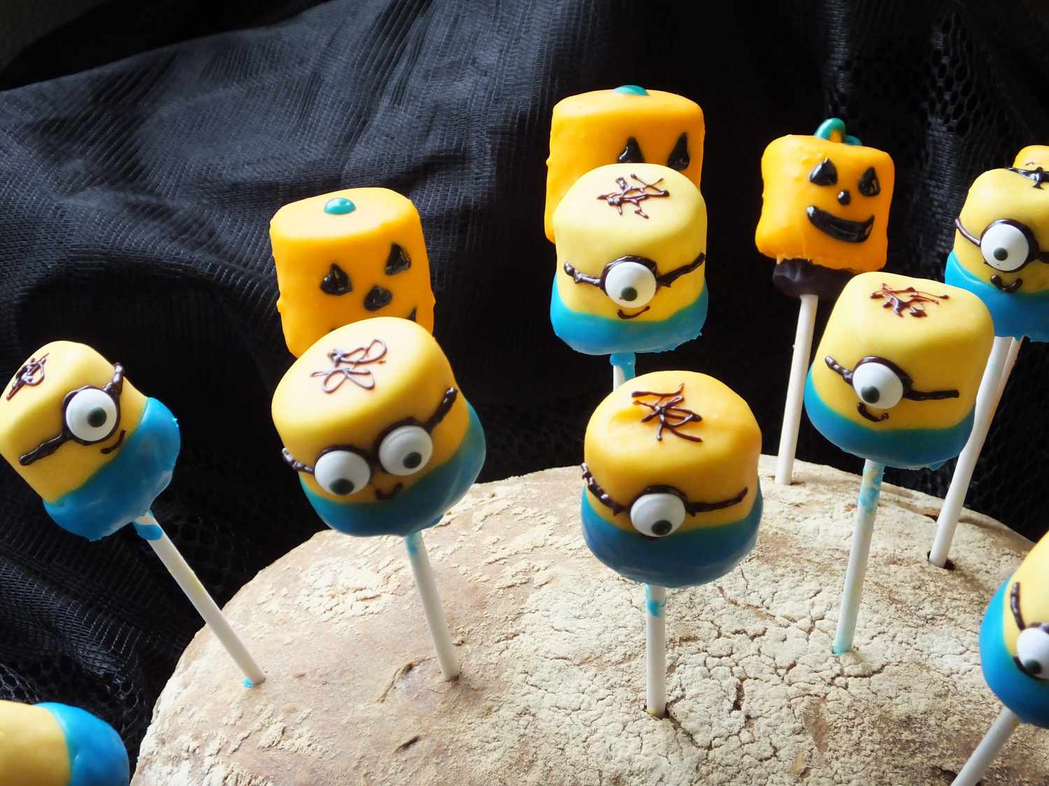 Minions Marshmallow pops