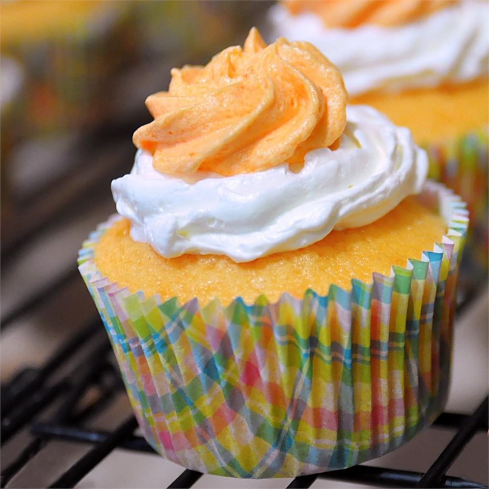 Bánh cupcake màu cam mơ mộng