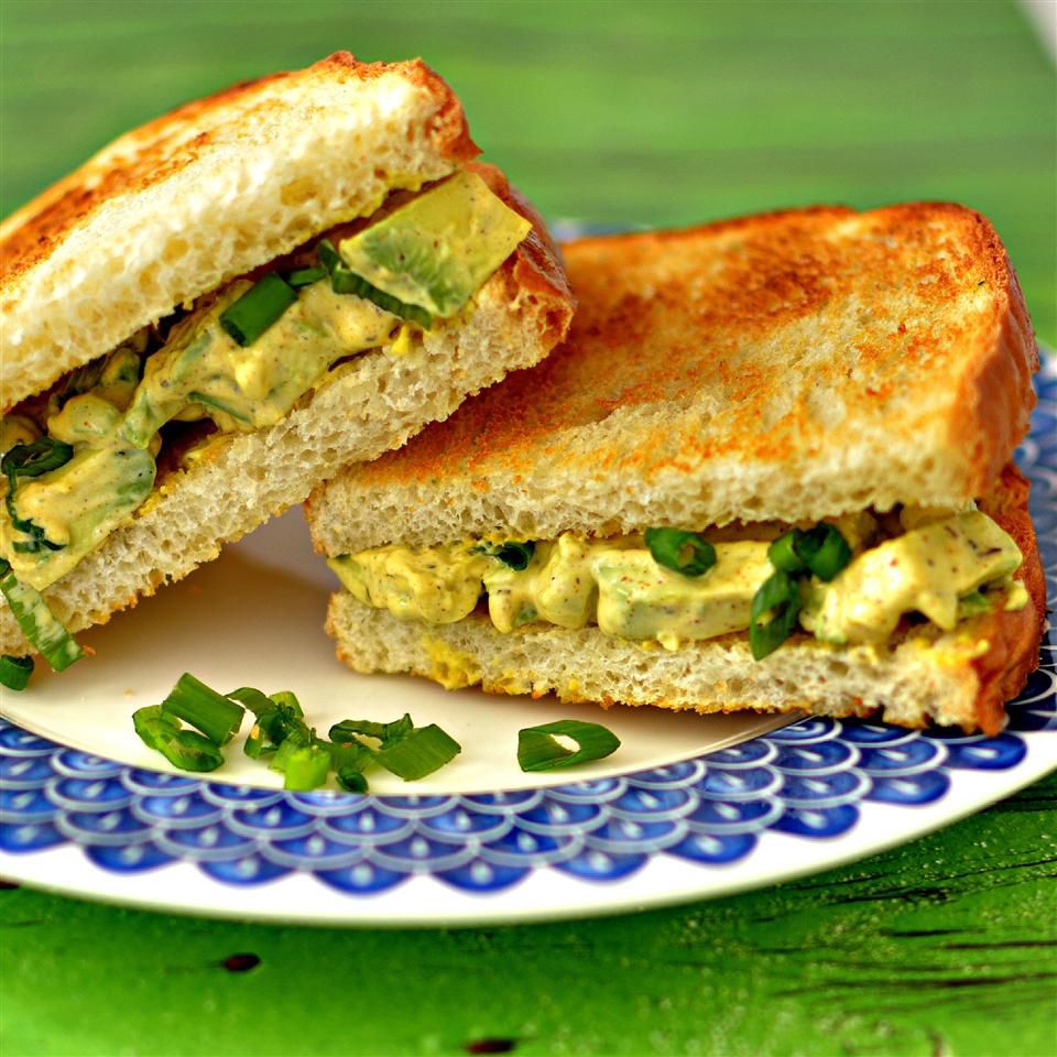 Bánh sandwich salad bơ kiểu trứng